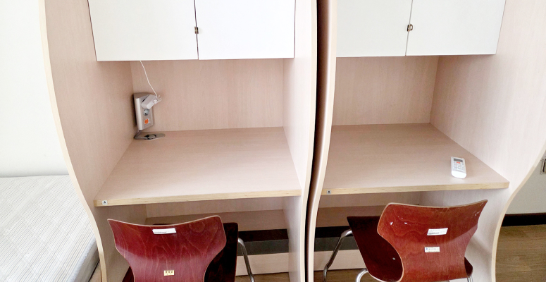 학생실 침대에서 본 이미지