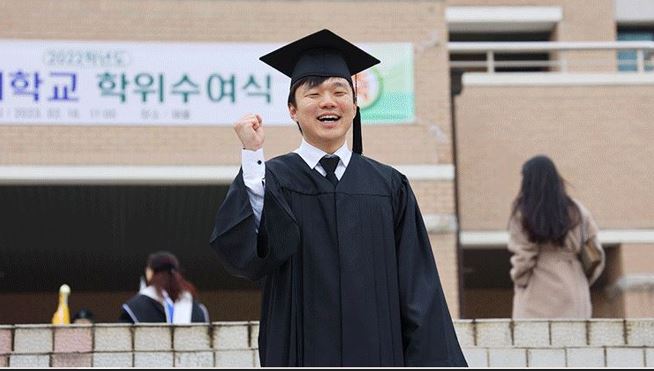 2022학년도 최우수 졸업자 : 역사학과 김정우 게시글의 2 번째 이미지