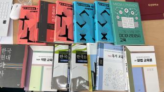 국어교육과 동문분들의 서적 기증 이미지