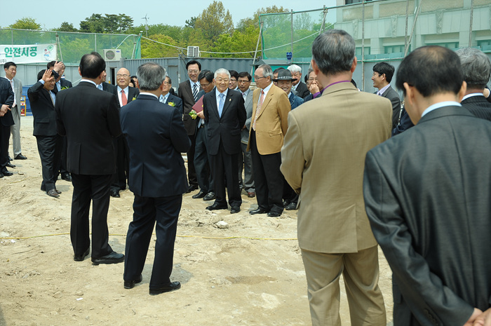 구신학관 복원현장에서 동문 목사님들과 게시글의 3 번째 이미지