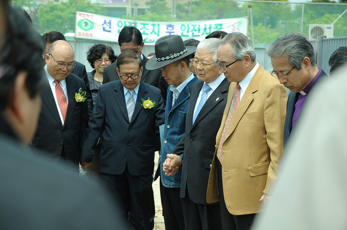 구신학관 복원현장에서 동문 목사님들과 게시글의 5 번째 이미지