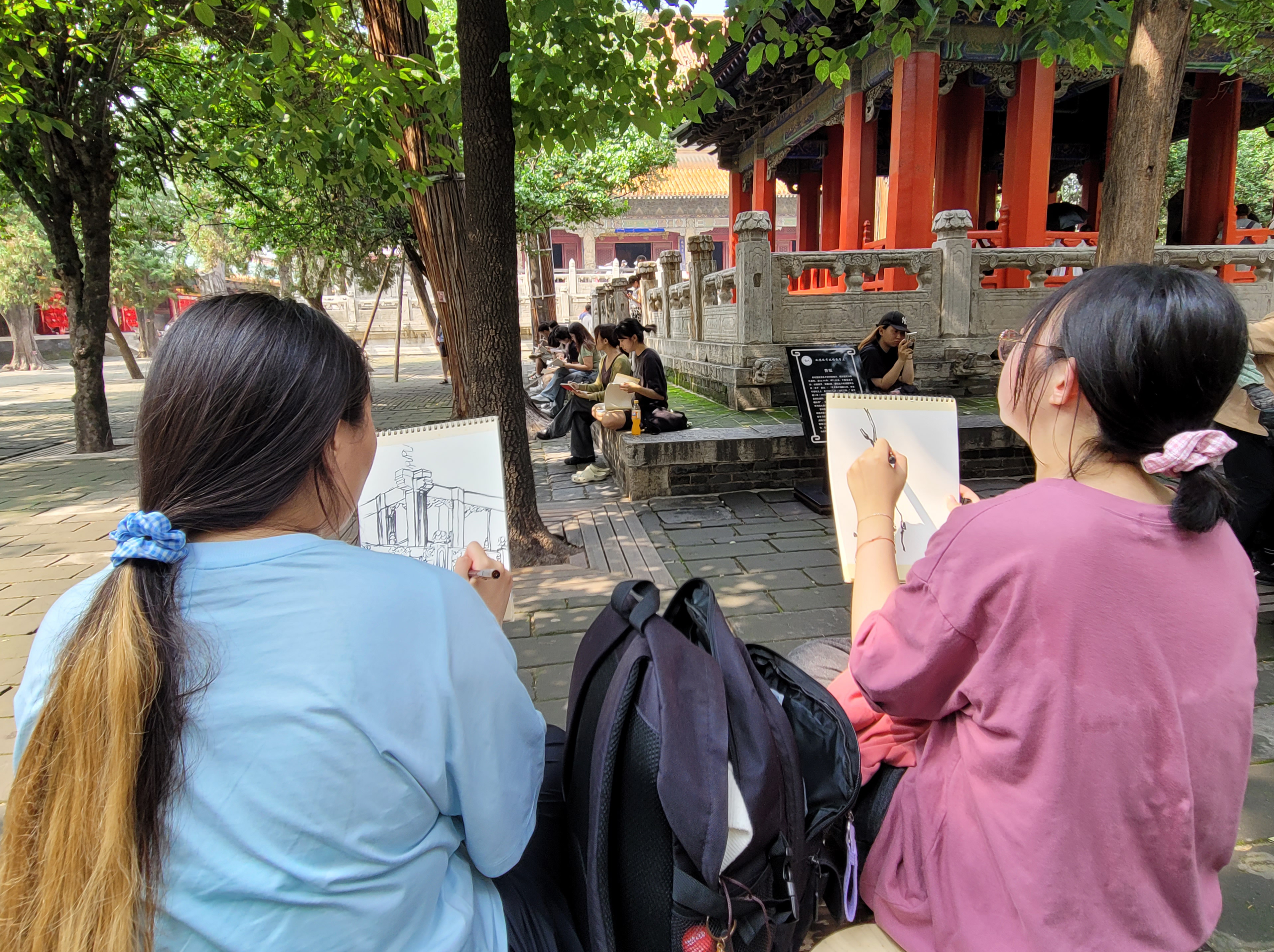 [설명]7월 13일 중국 산둥성 타이안시에 있는 태산지역에서 목원대 한국화전공 학생들이 사생활동을 하고 있다.